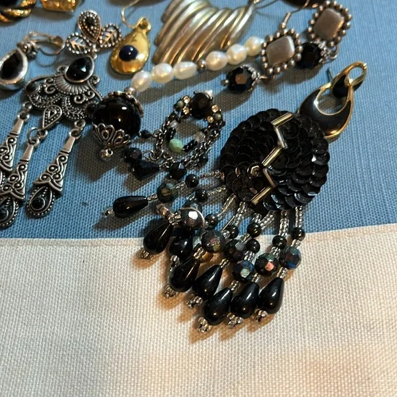 Black single earring lot, vintage to now, 55+ pieces - Picture 2 of 12